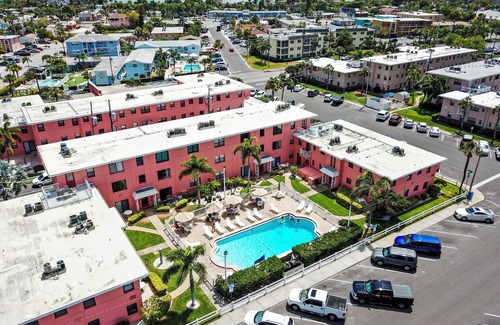 St. Pete Beach Condominio | 🌴 Gulf Winds #406 — Bright Beachside Escape with Balcony Views