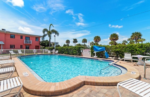 St. Pete Beach Condominio | 🌴 Gulf Winds #406 — Bright Beachside Escape with Balcony Views