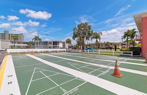 St. Pete Beach Condominio | 🌴 Gulf Winds #406 — Bright Beachside Escape with Balcony Views