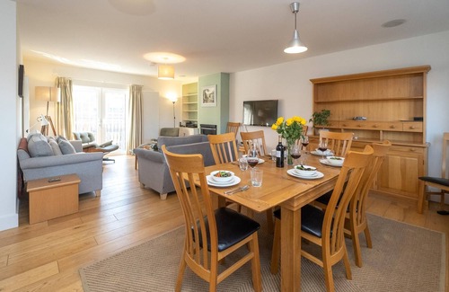 Aldeburgh Cabaña | Gun Lodge - sleeps 6 guests in 3 bedrooms