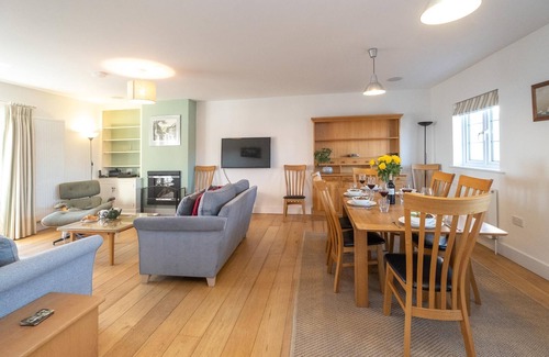 Aldeburgh Cabaña | Gun Lodge - sleeps 6 guests in 3 bedrooms