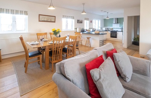 Aldeburgh Cabaña | Gun Lodge - sleeps 6 guests in 3 bedrooms