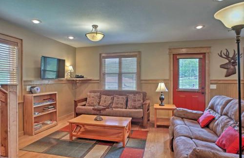 Guntersville Casa | Guntersville Cabin with Fire Pit and Covered Porch