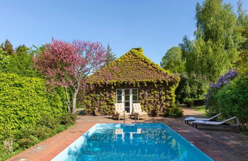 Harmsdorf Casa | Gut Einhaus an der Ostsee - Großzügiges Haus mit Tennisplatz und Pool sowie Garten und Ostseenähe