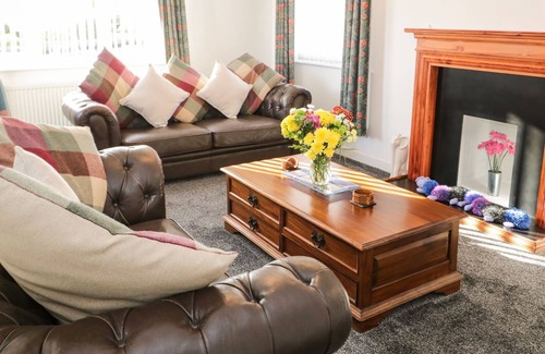 Tyn-y-Gongl Cabina | GWERSYLLT, pet friendly, country holiday cottage in Benllech
