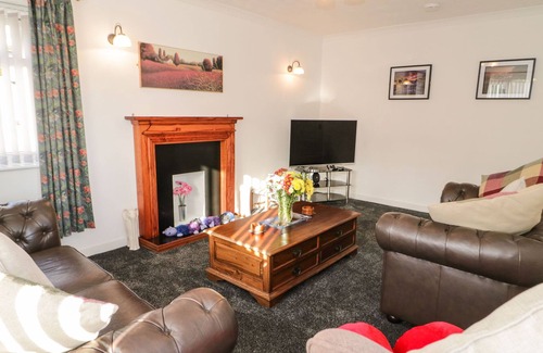 Tyn-y-Gongl Cabina | GWERSYLLT, pet friendly, country holiday cottage in Benllech