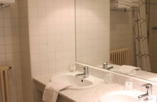 Remoulins Hotel | Hôtel Les Glycines