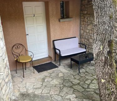 Saint-Martin-de-Castillon Hotel | Hôtel Lou Caleù restaurant le Rocher des Abeilles
