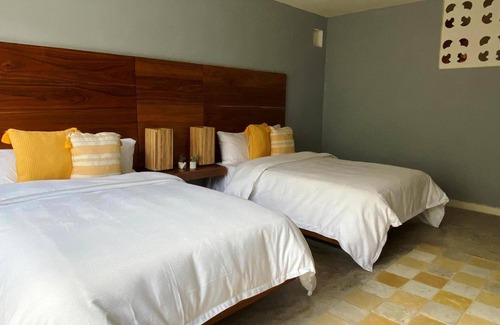 Barrio de Santiago Hotel | Habitación con 2 camas matrimoniales y alberca privada en el centro de Mérida.