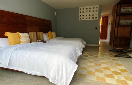 Barrio de Santiago Hotel | Habitación con 2 camas matrimoniales y alberca privada en el centro de Mérida.