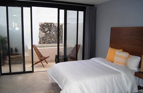 Barrio de Santiago Hotel | Habitación con 2 camas matrimoniales y alberca privada en el centro de Mérida.