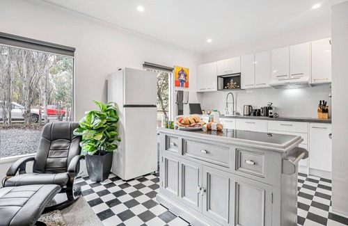 Paechtown Cabaña | Hahndorf Providence Cottage 30 minutes from the CBD. Pet friendly. Outdoor bath