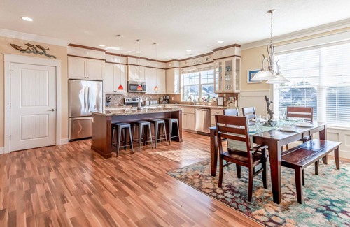 Logsden Casa | Half-a-Block to Beach, Media/Game Rooms, Hot Tub-Salt and the Sea