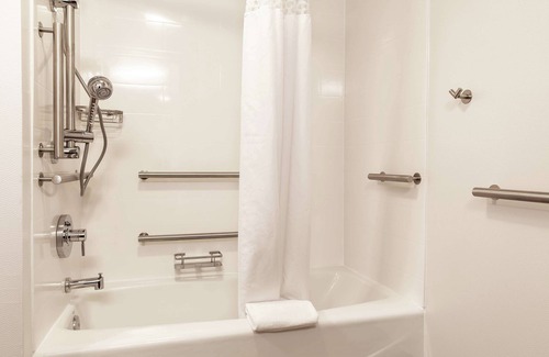 Rockford Hotel | Hampton Inn Rockford