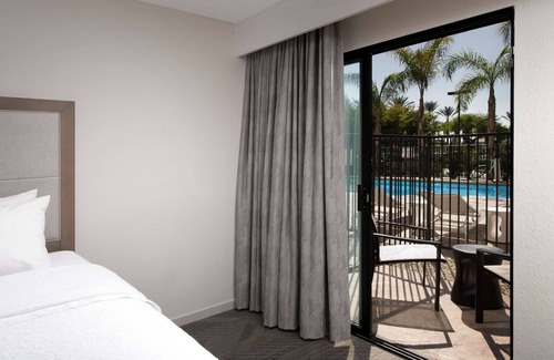 Anaheim Resort Hotel | Hampton Inn & Suites Anaheim Garden Grove