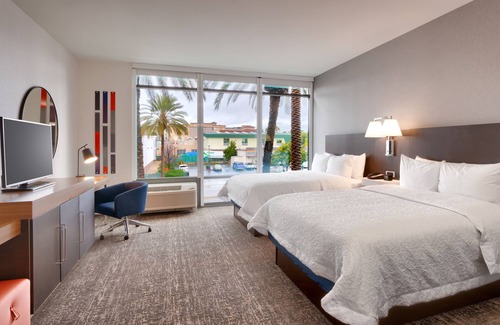 Anaheim Resort Hotel | Hampton Inn & Suites Anaheim Resort Convention Center