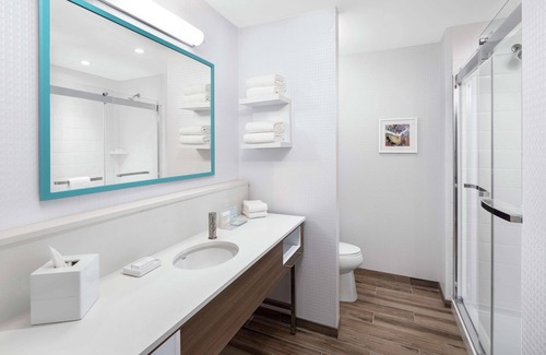 Summit Hotel | Hampton Inn & Suites Bridgeview Chicago