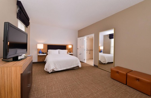 Plymouth Hotel | Hampton Inn & Suites Plymouth