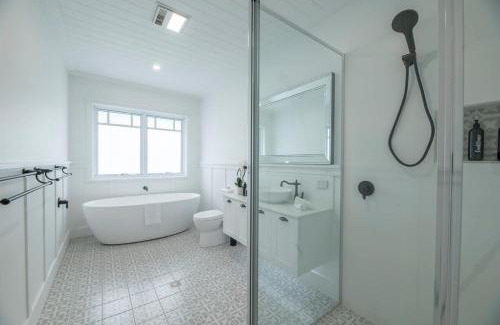 Dubbo Casa | Hamptons Cottage - Refined Living, Light-Filled