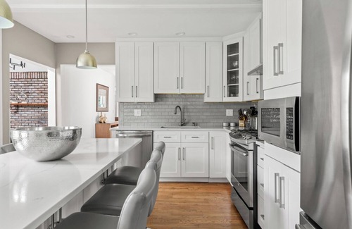 Westhampton Beach Casa | Hamptons Haven con vistas serenas!Piscina climatizada y jacuzzi! Sala de juego. Wifi