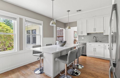 Westhampton Beach Casa | Hamptons Haven con vistas serenas!Piscina climatizada y jacuzzi! Sala de juego. Wifi