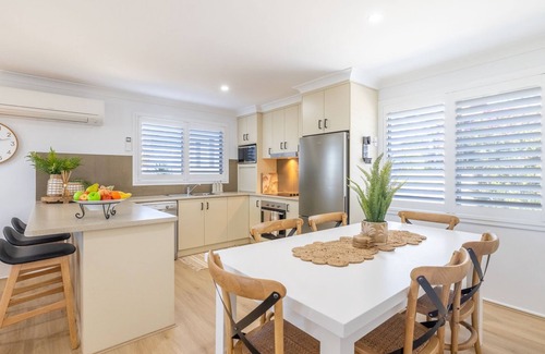 Corlette Casa | Hanks Corlette House, 49 Pantowora St - pet friendly, air con, boat parking, Wi-Fi
