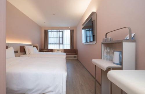 Pudong Hotel | Hanting Hotel Shanghai Lingang New City Wanda Plaza