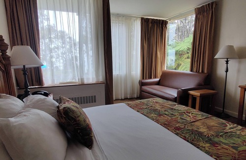 Volcano Hotel | Hawaii Volcano House