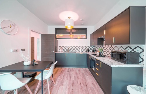 Ainley Top Apartamento | Moderno-Apartamento-Baño privado con bañera-Vista a la Calle-Private Gated Pa...