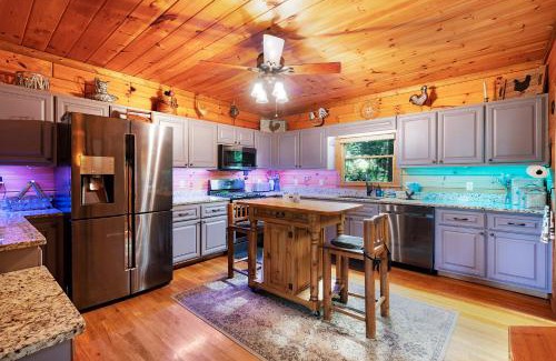 Cherry Log Casa | Hazy Hideaway with View of Ellijay River in the North GA Mountains