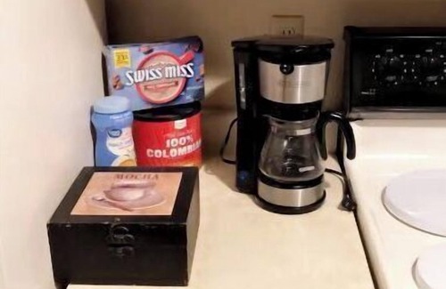 Aberdeen Apartamento | HC Hideaway - Rustic Roomy Relaxing! Queen Bed, Full Kitchen!