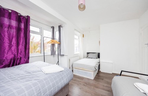 Broad Green Casa | HeadsonBed- Croydon 4Bedrooms with Parking for the Larger groups