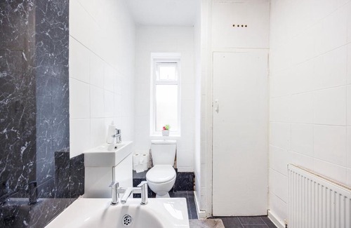 Broad Green Casa | HeadsonBed- Croydon 4Bedrooms with Parking for the Larger groups