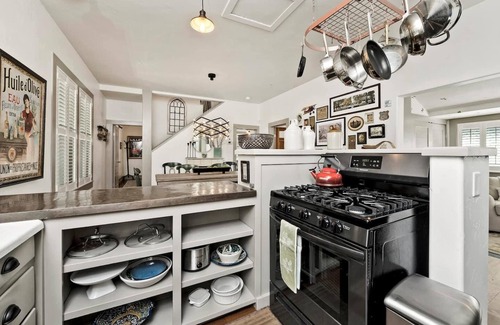 Healdsburg Cabaña | Healdsburg Plaza Gem--Complimentary wine tasting at Croix included!