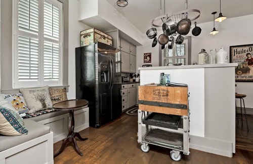 Healdsburg Cabaña | Healdsburg Plaza Gem--Complimentary wine tasting at Croix included!