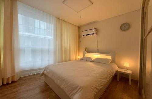 Jongno Apartamento | Healing stay just 3 minutes on foot from Gwanghwamun, within walking distance to Myeongdong, Gyeongbokgung, and Insadong