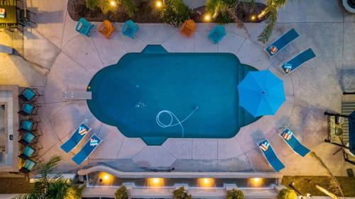 Pleasant Valley Casa | Heated Pool, Hot Tub, Pool Table, Putting Green, 5BR