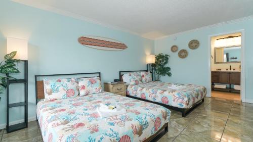 Trailer Estates Apartamento | Heated Pool, Huge TV, Waterfront Tiki Bar & Grill, Close to Beaches