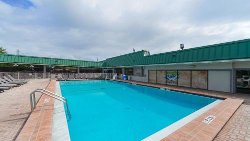 Trailer Estates Apartamento | Heated Pool, Huge TV, Waterfront Tiki Bar & Grill, Close to Beaches