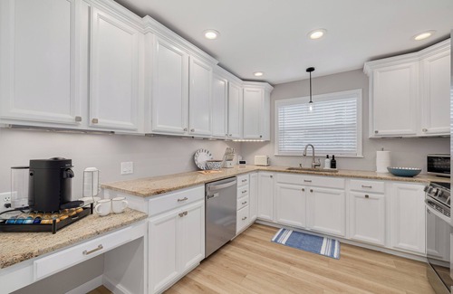 Tarpon Springs Casa | Heated Pool, mini golf, 1 minute from beach