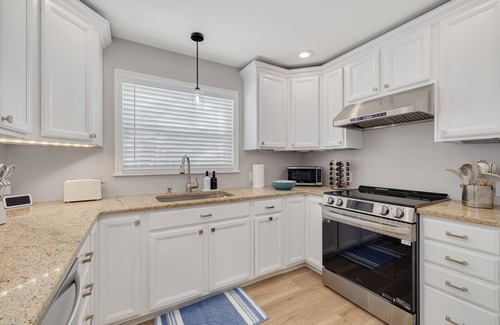 Tarpon Springs Casa | Heated Pool, mini golf, 1 minute from beach