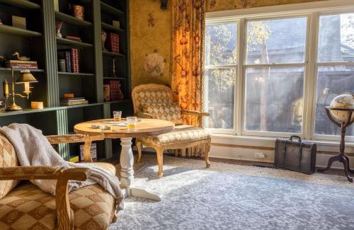 East Memphis Casa | Heated Poolhistoric Tudor Homecrestmere Estate