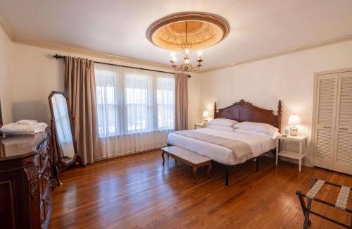 East Memphis Casa | Heated Poolhistoric Tudor Homecrestmere Estate