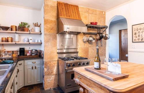 East Memphis Casa | Heated Poolhistoric Tudor Homecrestmere Estate