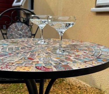 London Borough of Hounslow Casa | Heathrow Airport 10 mins drive l FREE SECURE PARKING l Tiny House with Courtyard