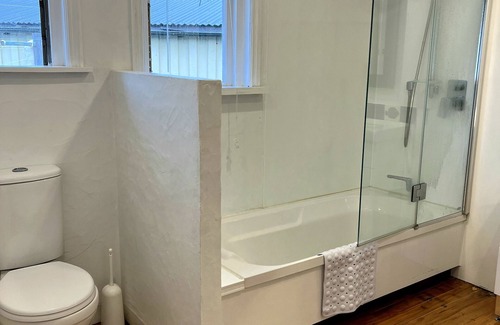 Springlands Casa | Hedgerows House. Blenheim Strawberry Farm accommodation!