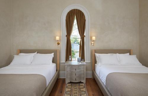 Downtown Hotel | Heights House Hotel