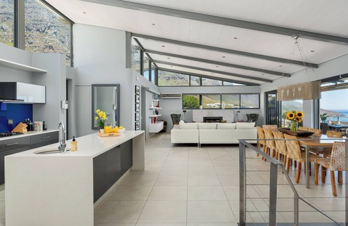 Camps Bay Villa | Hely Horizon