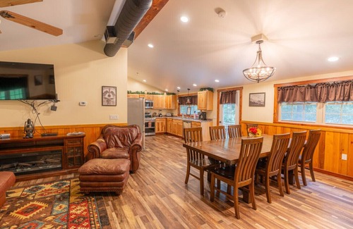 Farmington Apartamento | Hemlock Lodge · Hot Tub< Fire Pit & Game Room