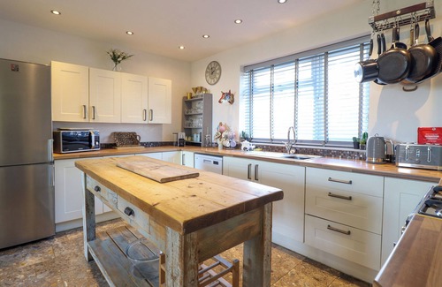 Rhiwbryfdir Casa | HENDRE, pet friendly, with open fire in Blaenau Ffestiniog